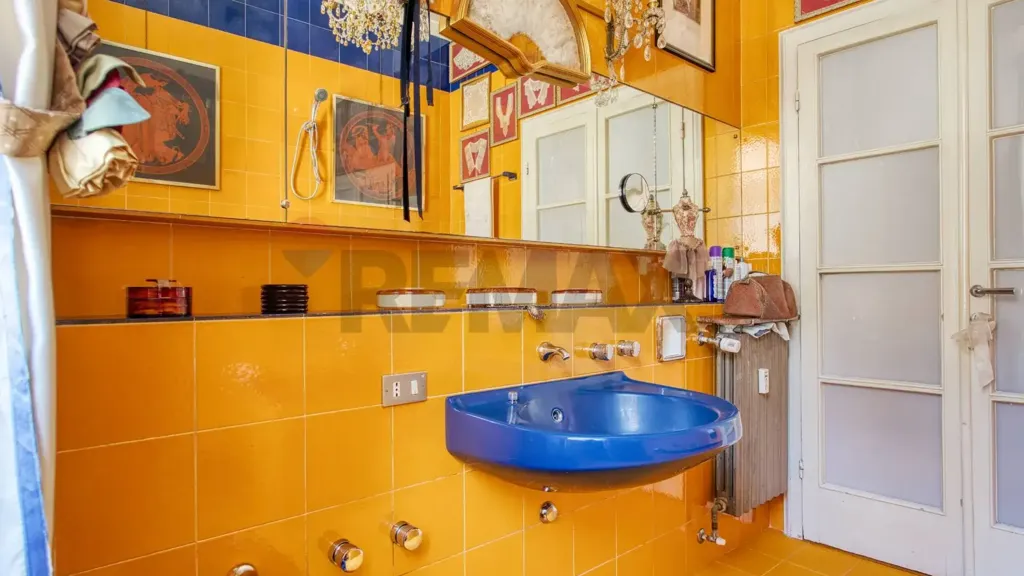Salles de bain - Historic Apartment with Double Balcony in Novara