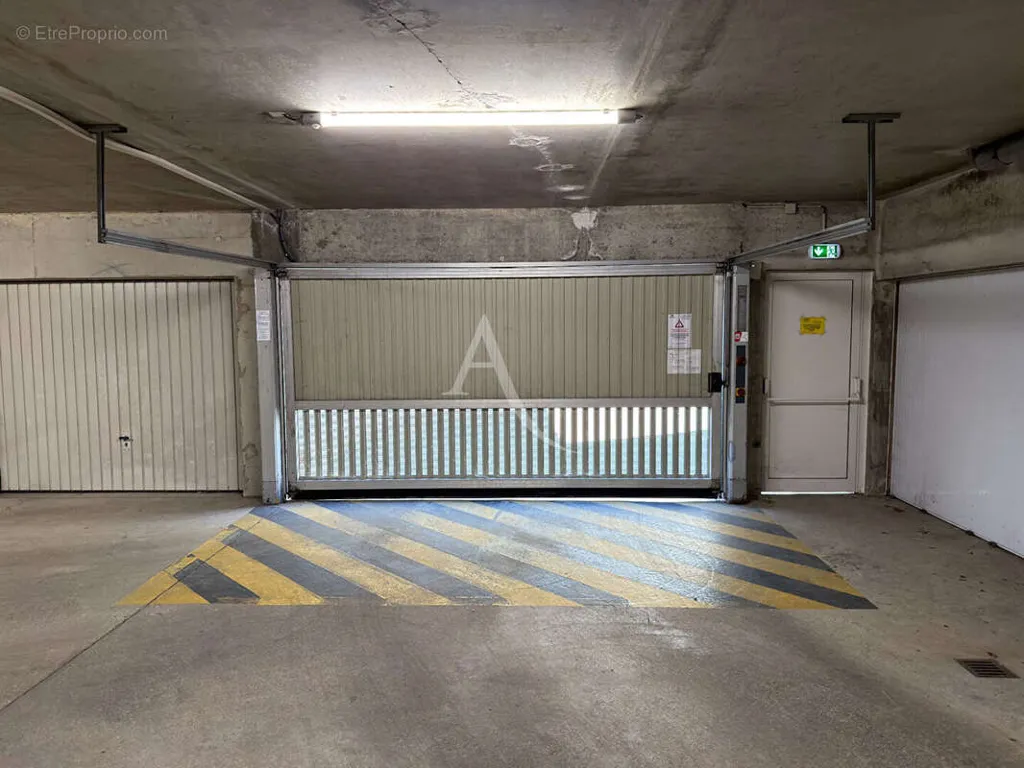 Garage - Box fermé dans résidence sécurisée à Saint-Gilles-Croix-de-Vie