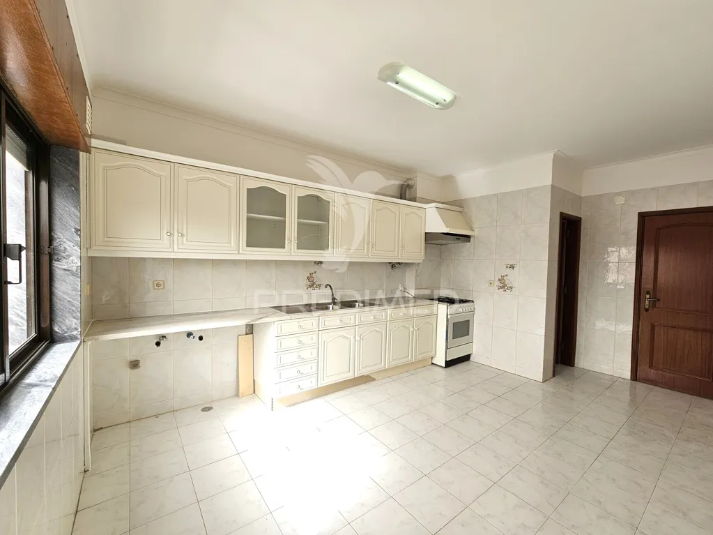 Cuisine - Spacious T2 Apartment with Two Fronts in Pinhal Novo