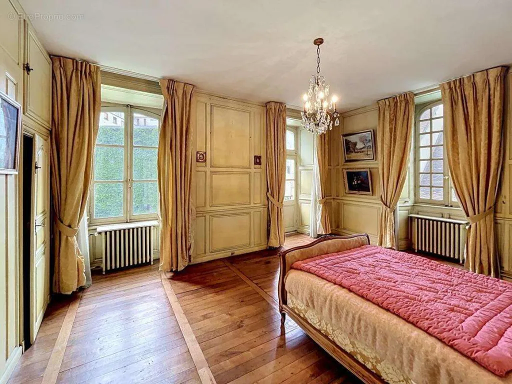 Magamistoad - Historic Townhouse with Courtyard in Montluçon