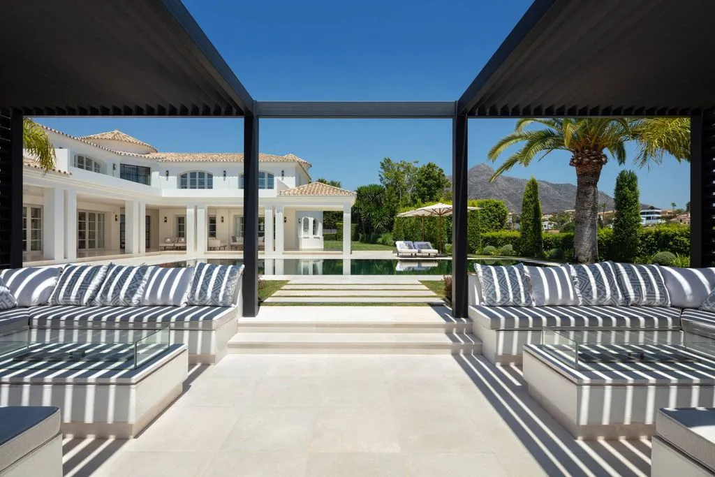 Terrass - Luxury Villa with Golf Course View in Marbella
