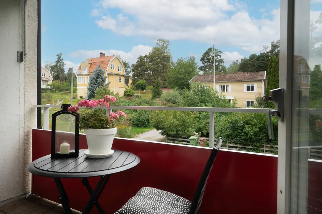 Balkon - Bright Apartment with Balcony near Stuvsta Centre