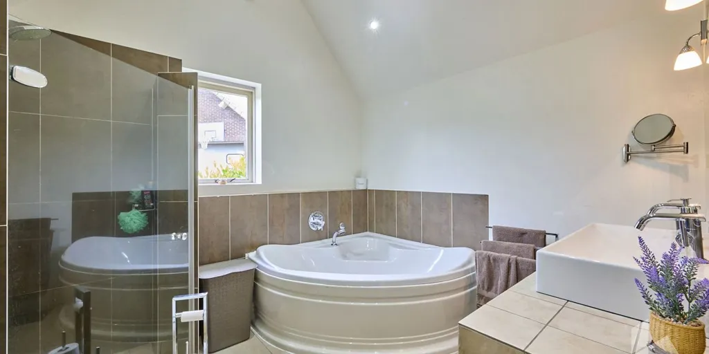 Salles de bain - Maison semi-détachée avec loods à Achel