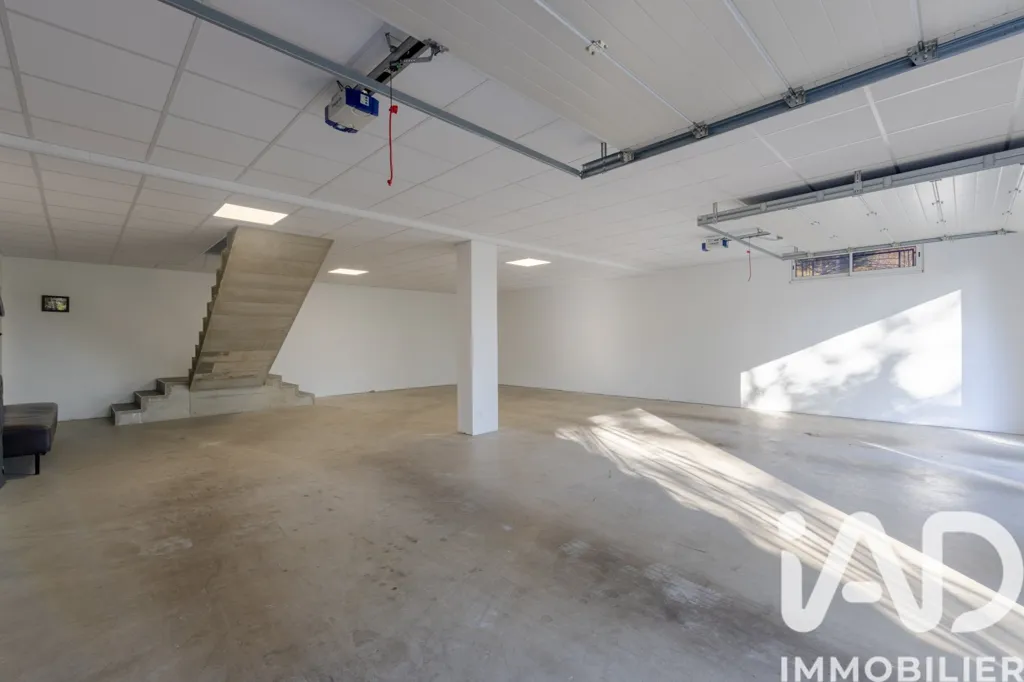 Garage - Maison traditionnelle avec jardin à Chanceland