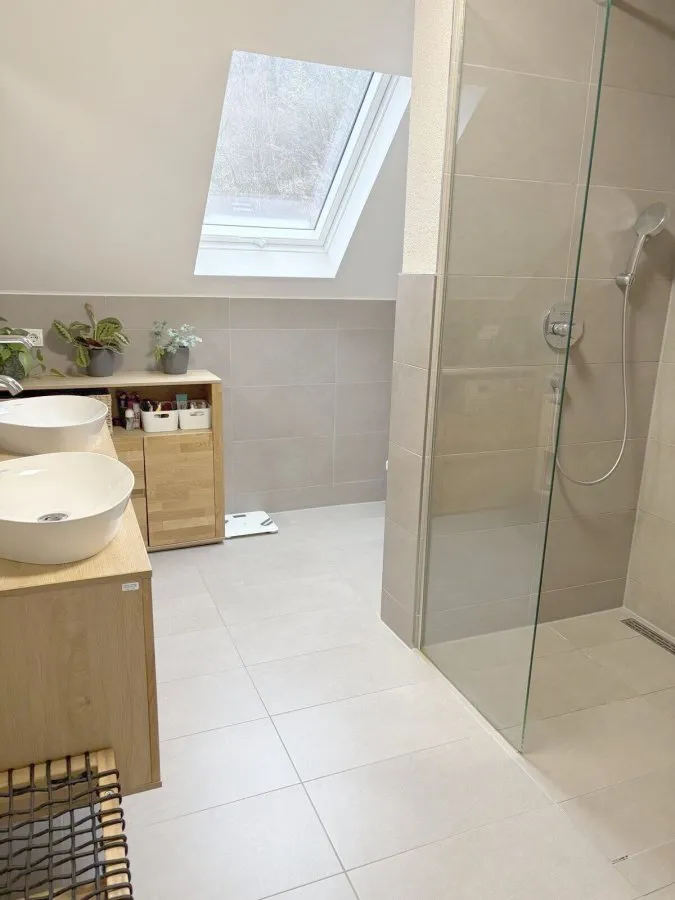 Salles de bain - Maison 6 pièces à Hentern