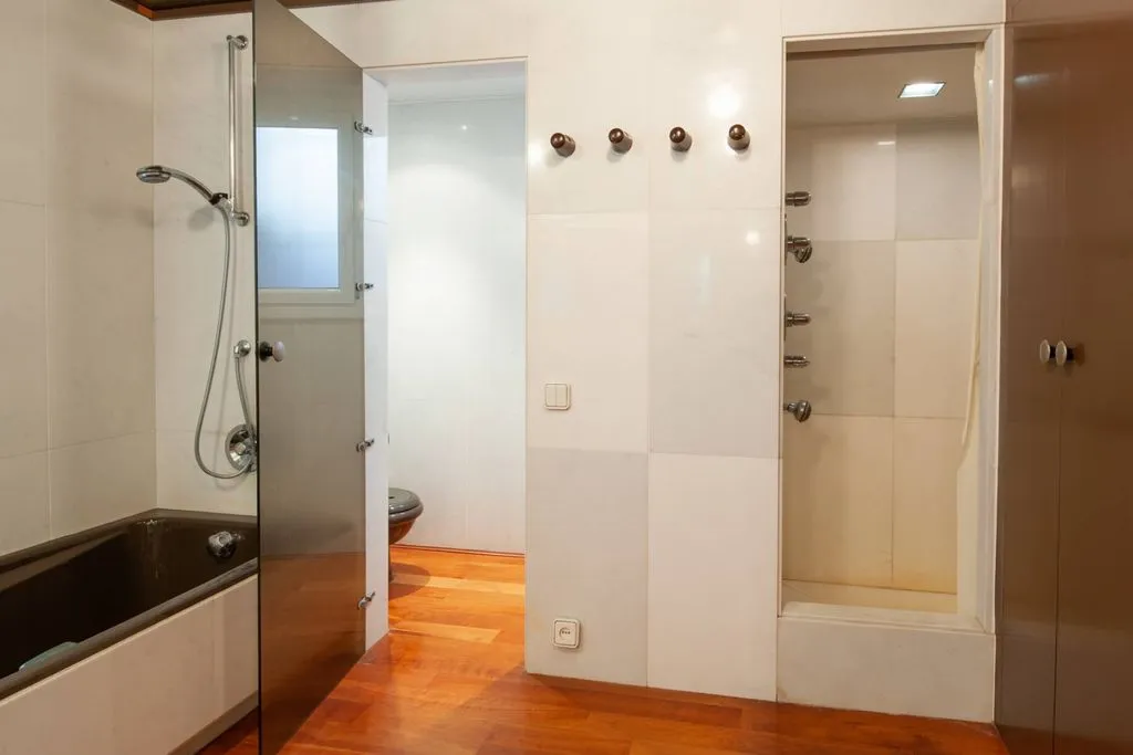 Bathrooms - Mediterranean House with Sea Views in Begur