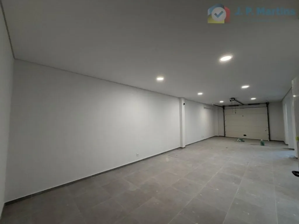 Garage - Luxury Detached House with Pool in Seixal