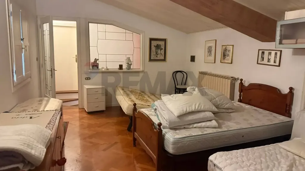 Bedrooms - Villa with 1,200m² Garden in Adria