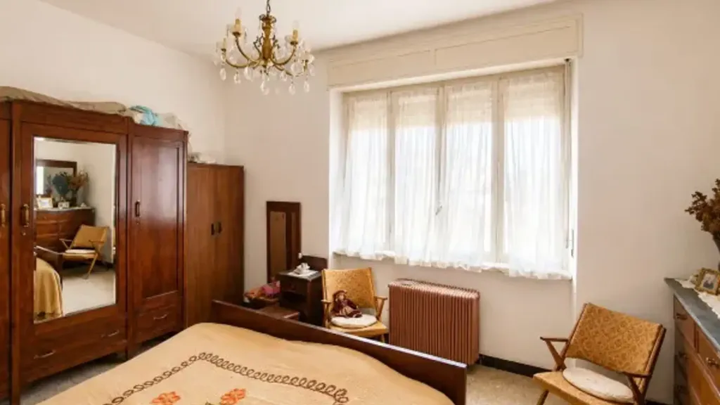 Chambres - Personalisable Triplex with Balcony in Asti