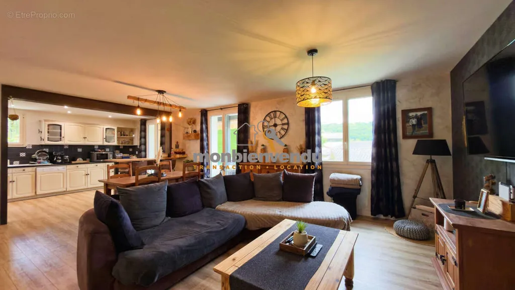 Séjour - Maison avec Piscine et Terrasse à Reilhac