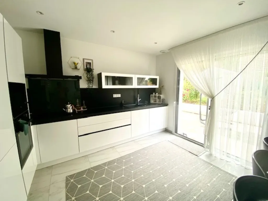 Cuisine - Maison de 7 Pièces avec Terrasse au Calme à Monterblanc