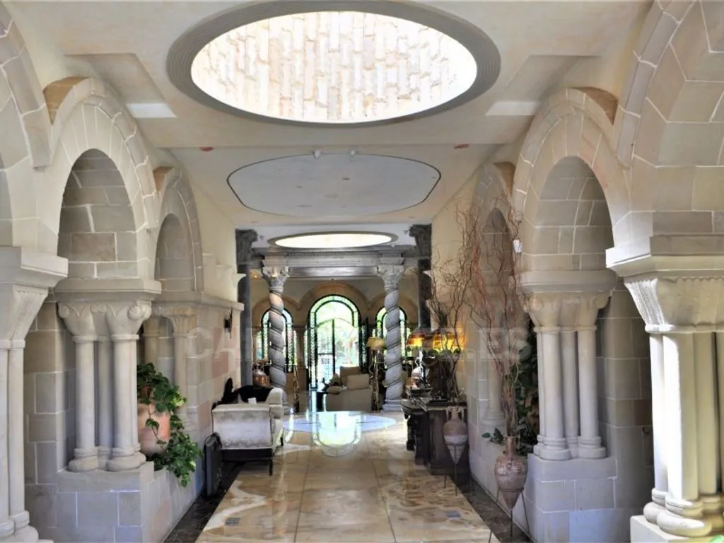 Entrée - Luxury Villa with Romanesque Features in San Bartolomé