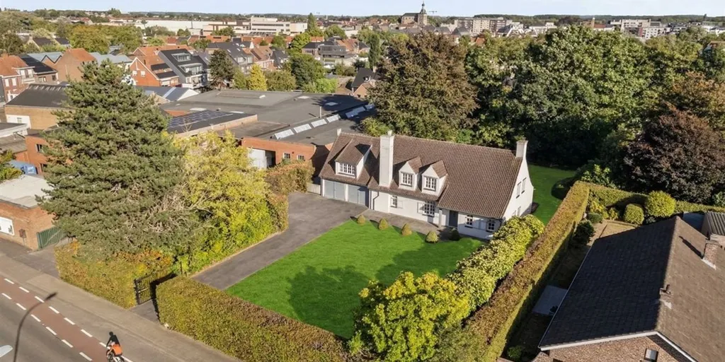 Õhuvaade - Villa with Impressive Driveway in Bavikhove