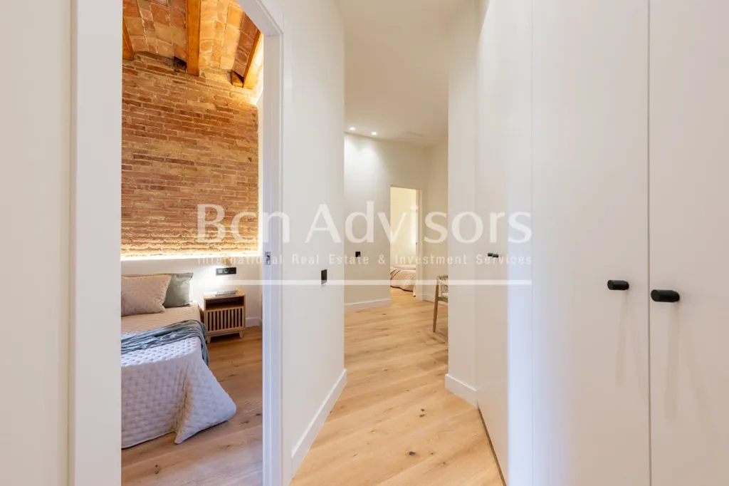 Esik - Refurbished Apartment with Original Features in Eixample