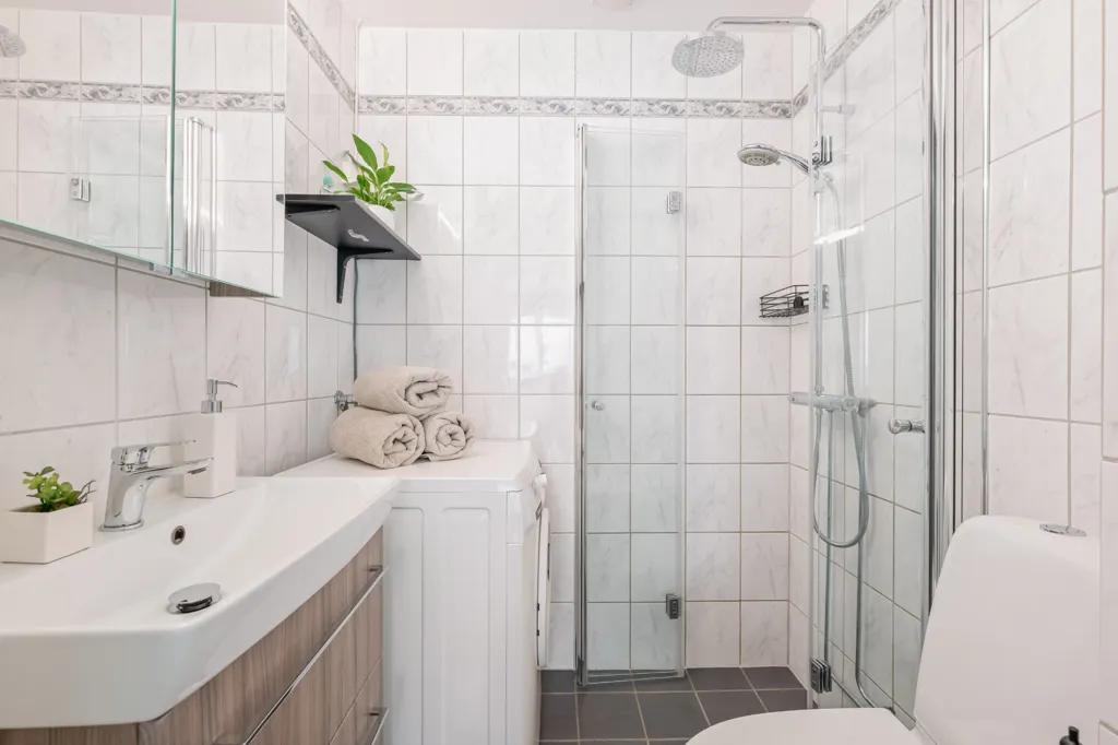 Salles de bain - Spacious 2-Bedroom Flat with Garden in Tøyen