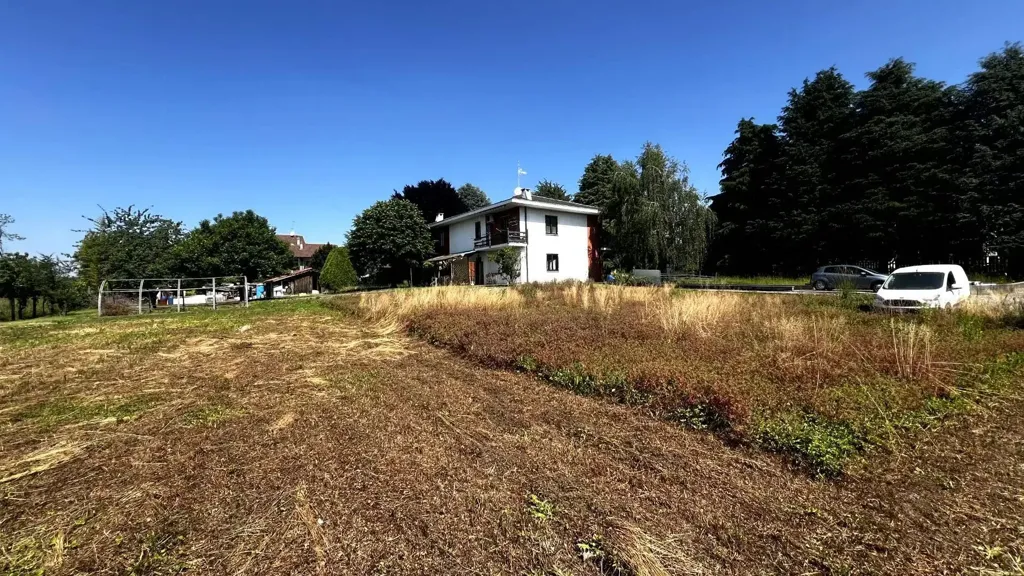 Aed - Villa with Edificabile Potential in Bernareggio