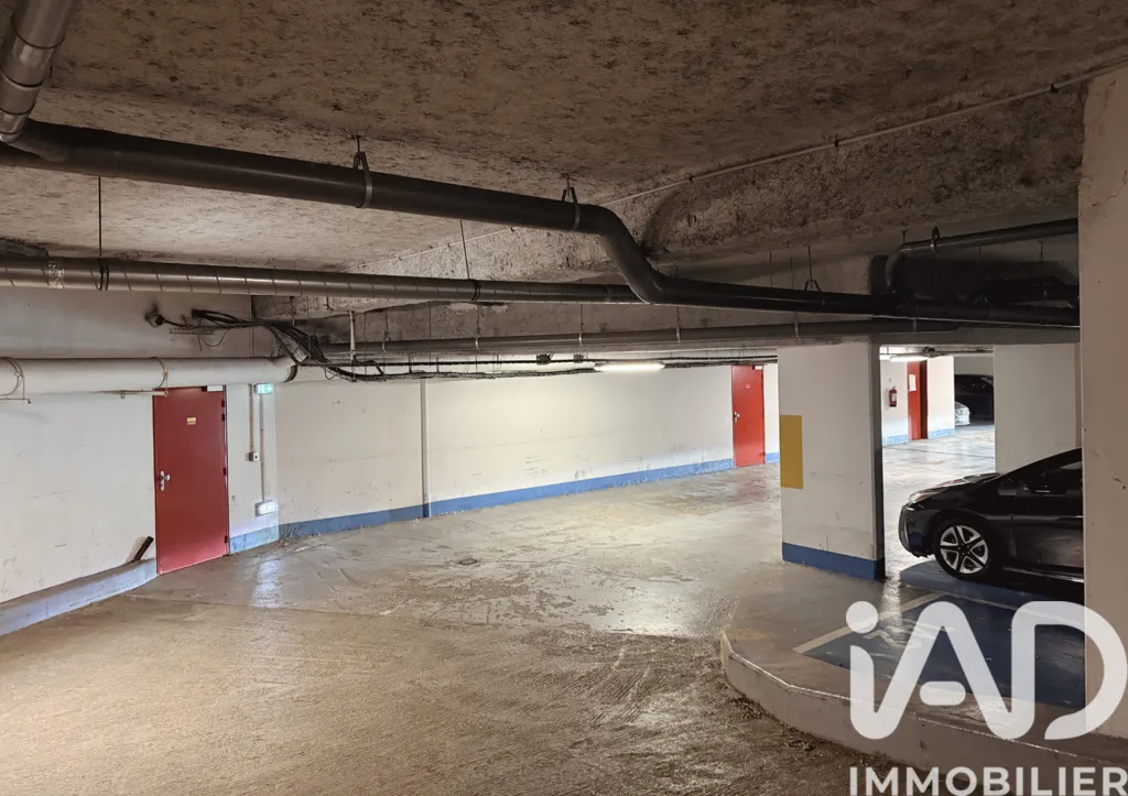 Garaaž - Secure Parking Space near Colombes Centre