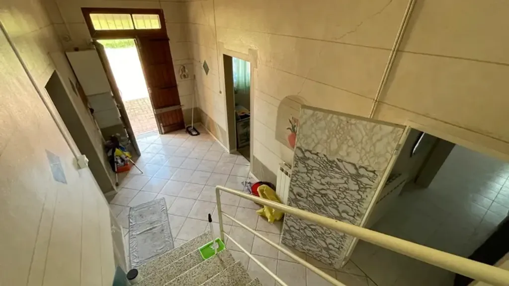 Pièces - Independent Casale with Large Lot in Imola