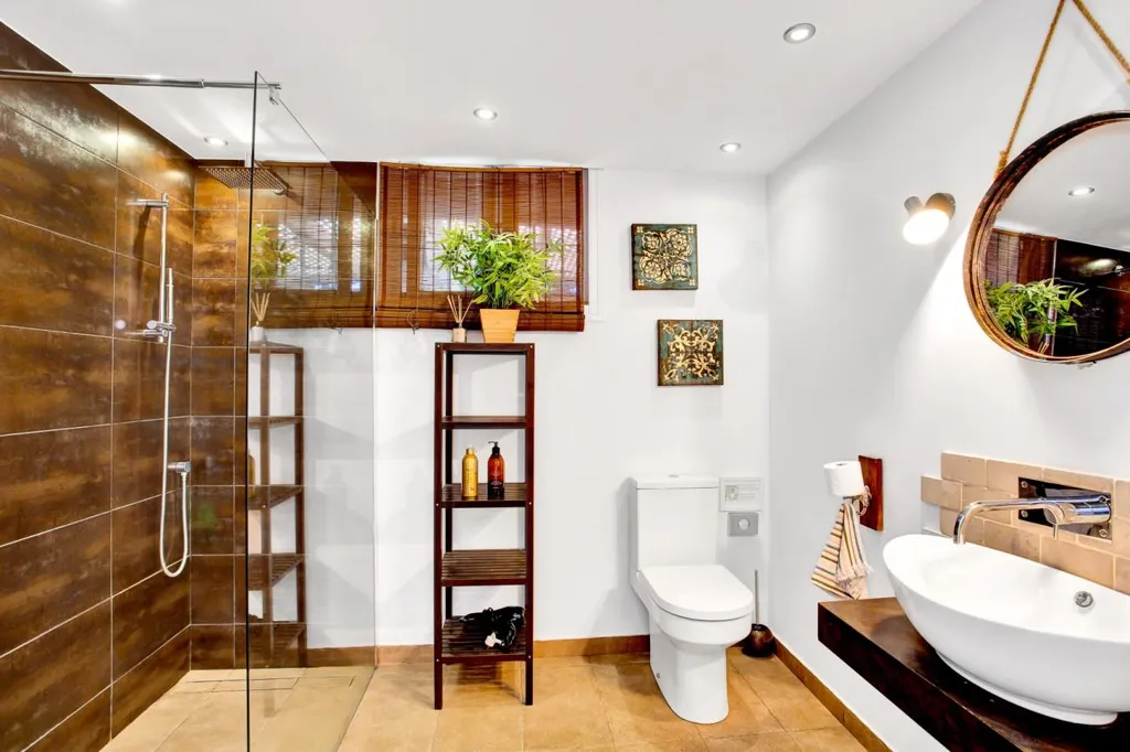 Salles de bain - Detached Villa with Pool in Marbella's Casco Antiguo