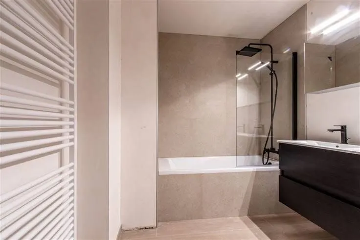 Salles de bain - Appartement 3 Chambres avec Terrasse au Centre de Dworp