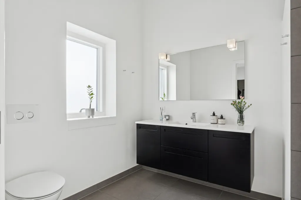 Salles de bain - Modern Villa with Lofted Living Room in Viborg