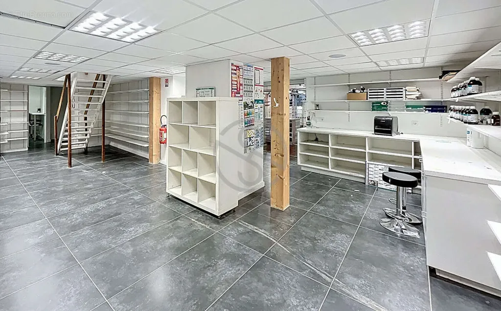 Kabinet - Commercial Space with High Visibility in Voiron