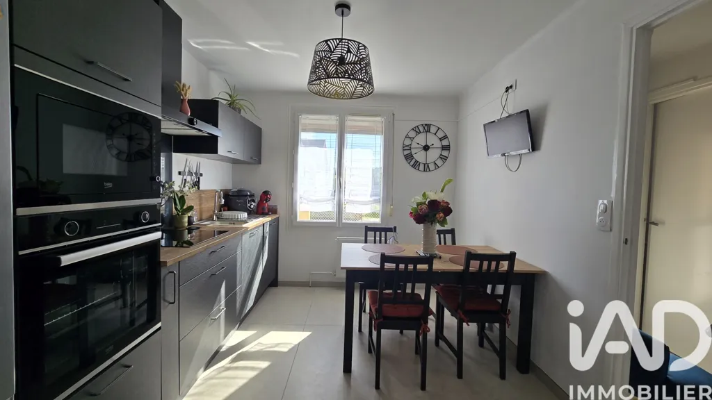 Köök - Renovated House with Garden in Blacy