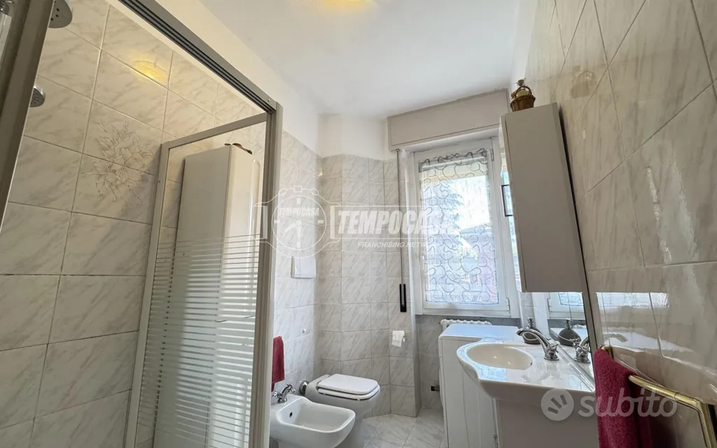 Salles de bain - Spacious 3-Bedroom with Balcony in Merate