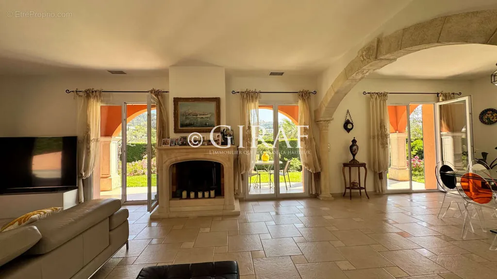 Elutuba - Mediterranean Villa with Pool in Residenial Area