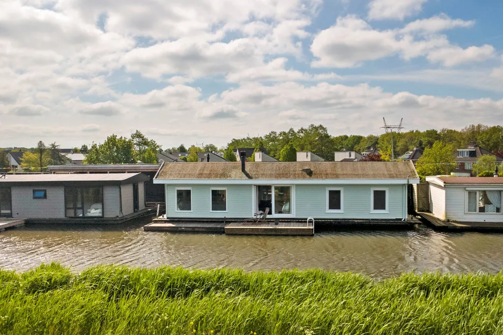 Välivaade - Waterfront Woonark with Garden in Wijdewormer