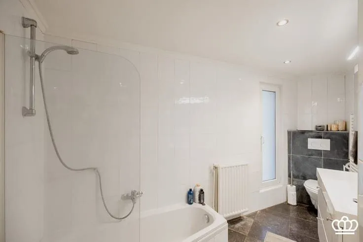 Salles de bain - Villa Charmante avec Jardin dans un Cadre Verdoyant