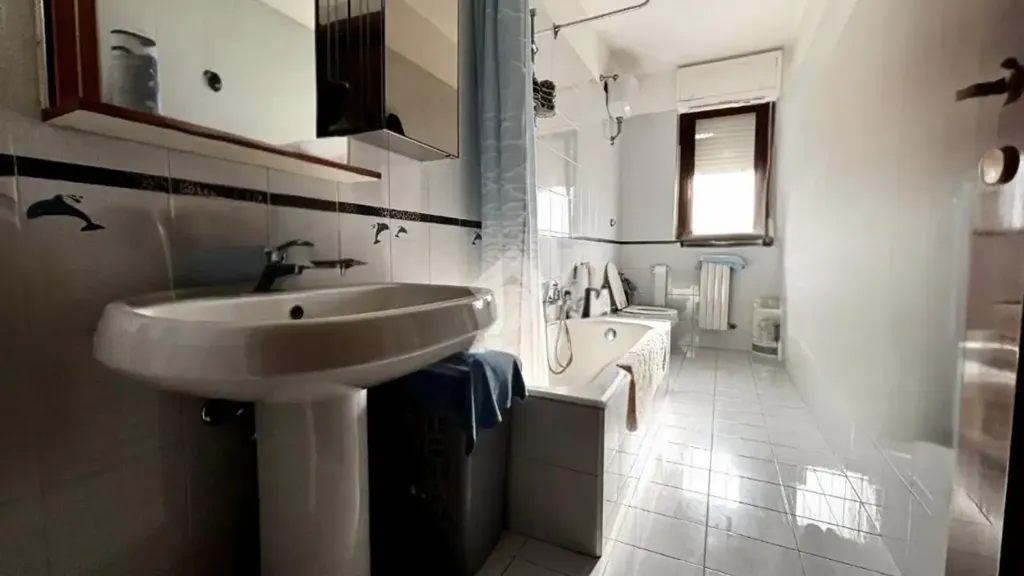 Salles de bain - Top-Floor Apartment with Balcony in Loseto