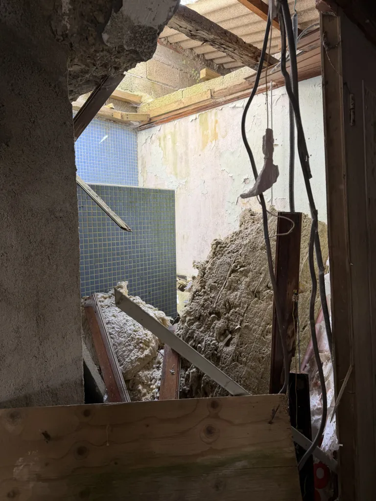 Pièces - Immeuble à Rénover avec Jardin à Lanvéoc