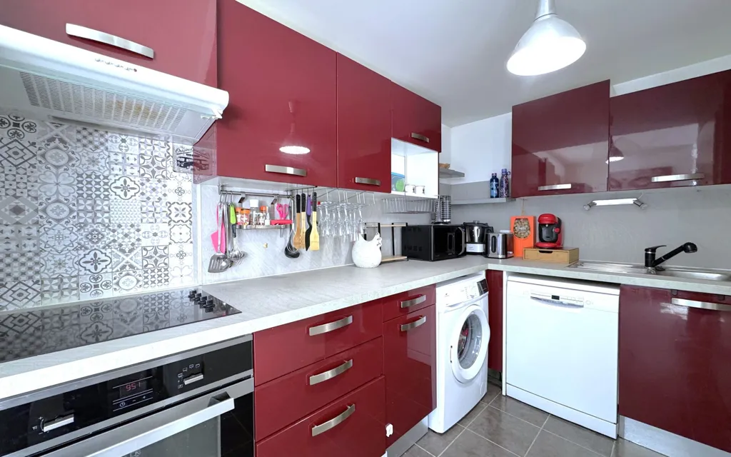 Kitchen - Spacious Duplex with Terrace in Urban Area