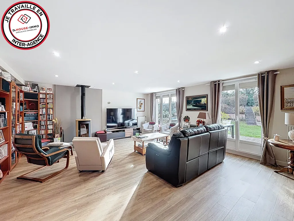 Living Room - 10-Piece House with Pool in Nozay