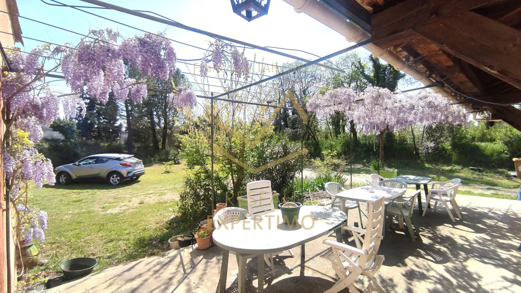 Terrasse - Maison de Plain Pied avec Dépendances en Campagne à Cheval-Blanc
