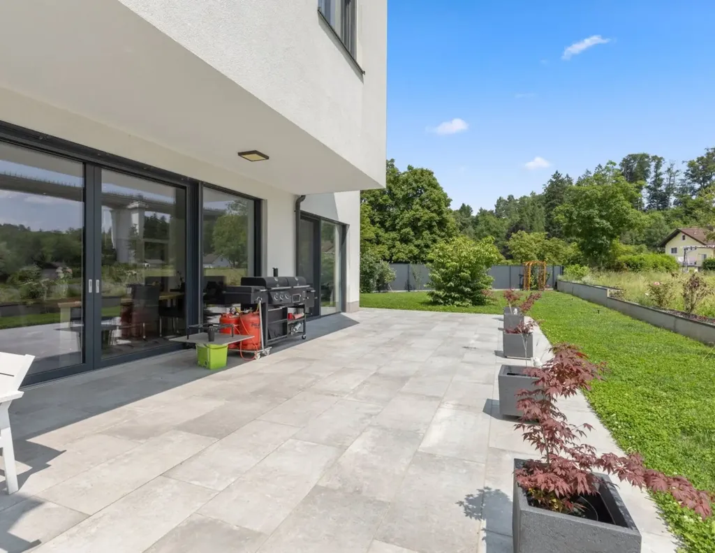 Terrace - Luxury Villa with Lake View in Ohlsdorf