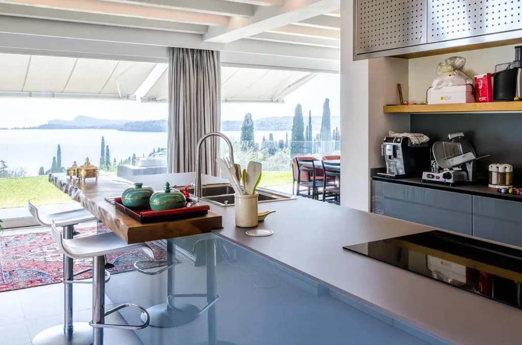 Köök - Modern Villa with Lake View in Gardone Riviera