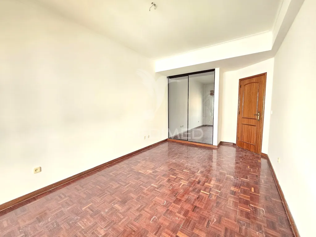 Pièces - Spacious T2 Apartment with Two Fronts in Pinhal Novo