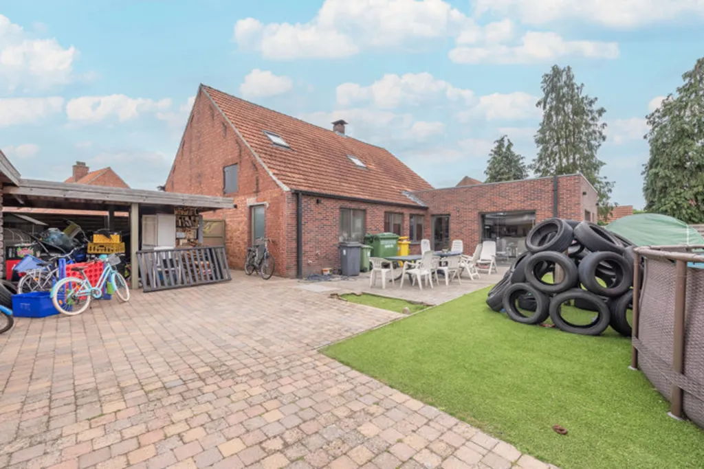 Välivaade - Spacious House on Corner Plot near Dutch Border