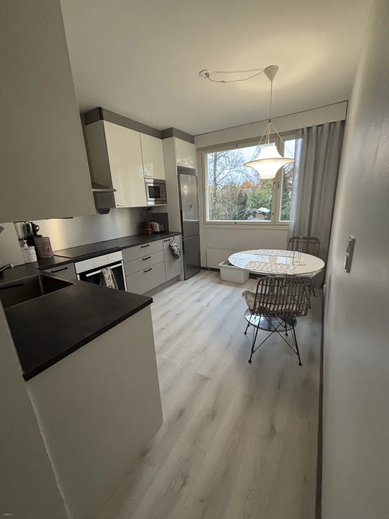 Köök - Spacious Apartment with Balcony in Martinlaakso