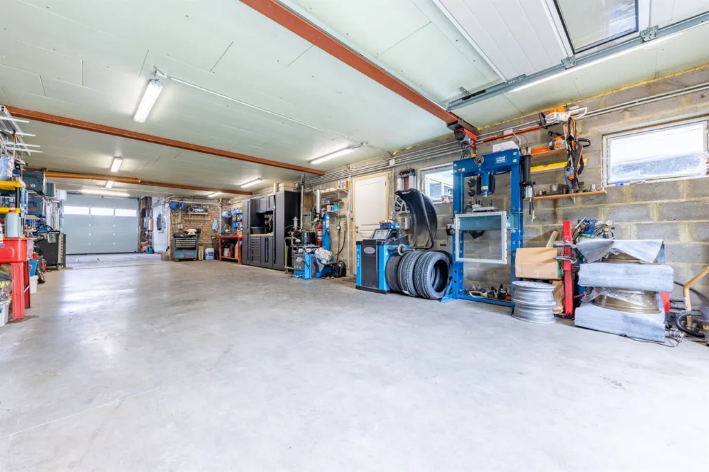 Garage - Maison de Caractère avec Piscine à Proximité