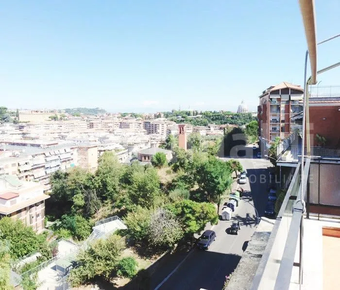 Balcon - Panoramic Attico with Double Exposure in Rome