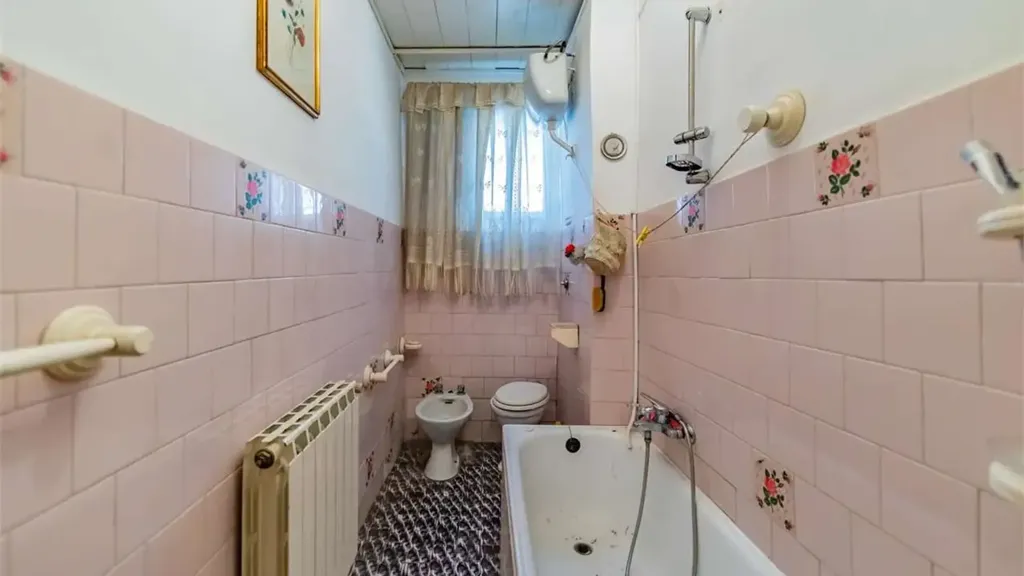 Bathrooms - Three-Bedroom Apartment in Tivoli