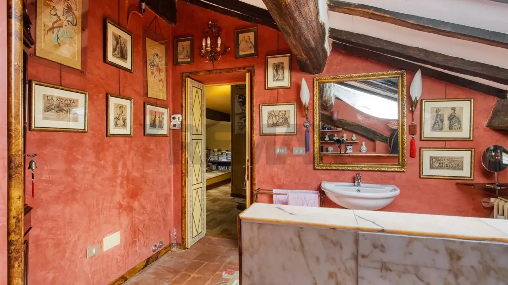 Salles de bain - Historic Apartment with Double Balcony in Novara