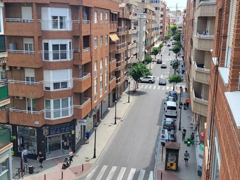 Exterior - Piso con balcón y ascensor en Albacete Centro