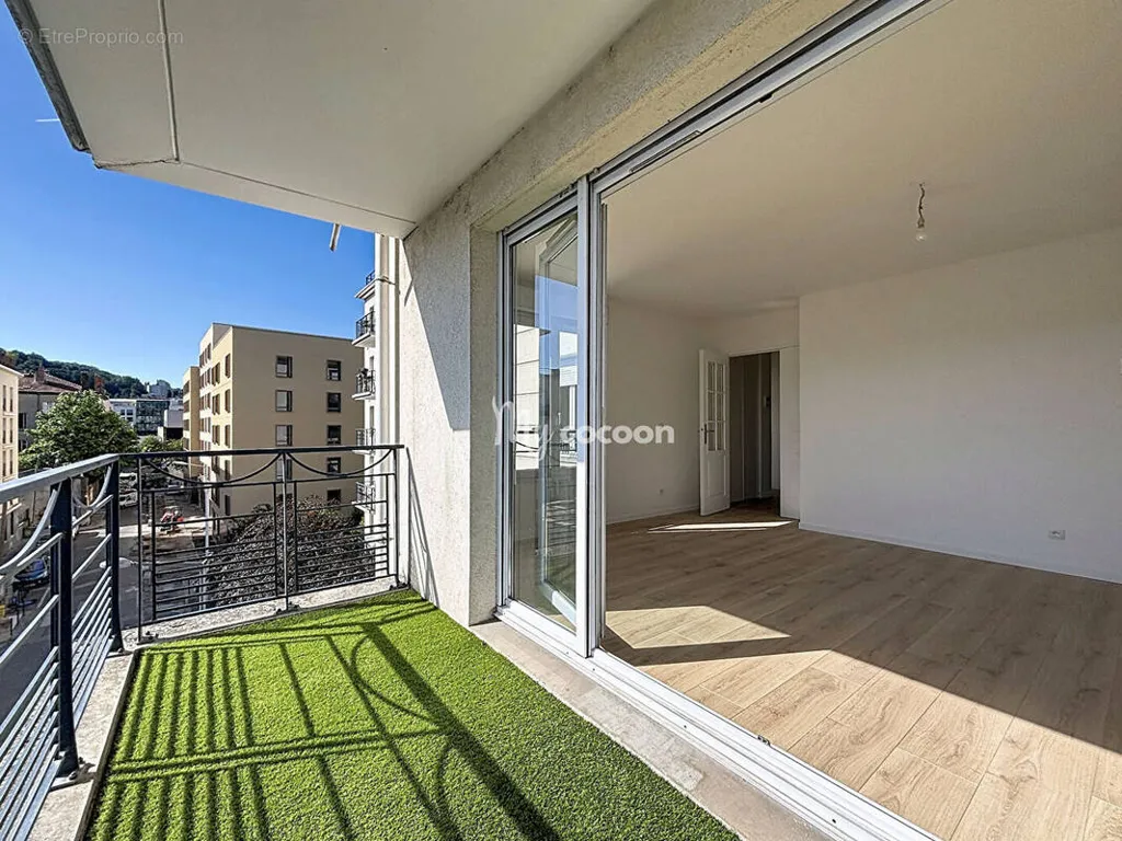 Rõdu - Renovated 2-Bed Flat with Balcony in Lyon 9