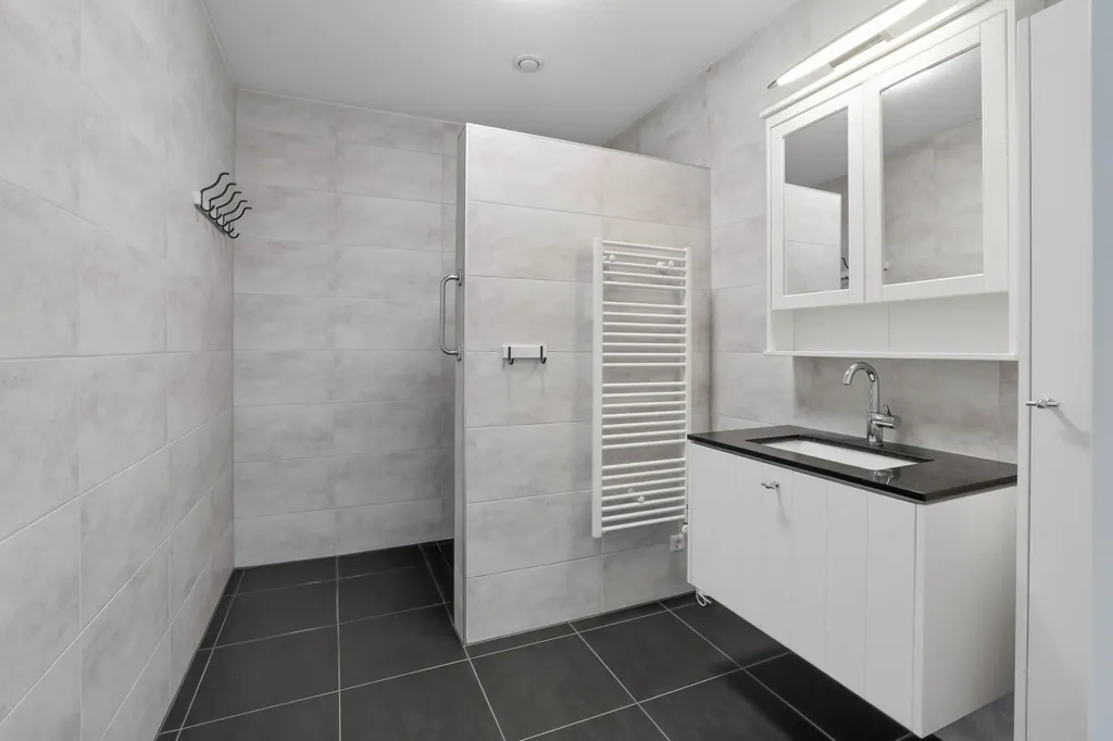 Salles de bain - Modern Apartment with Balcony in Zevenhuizen