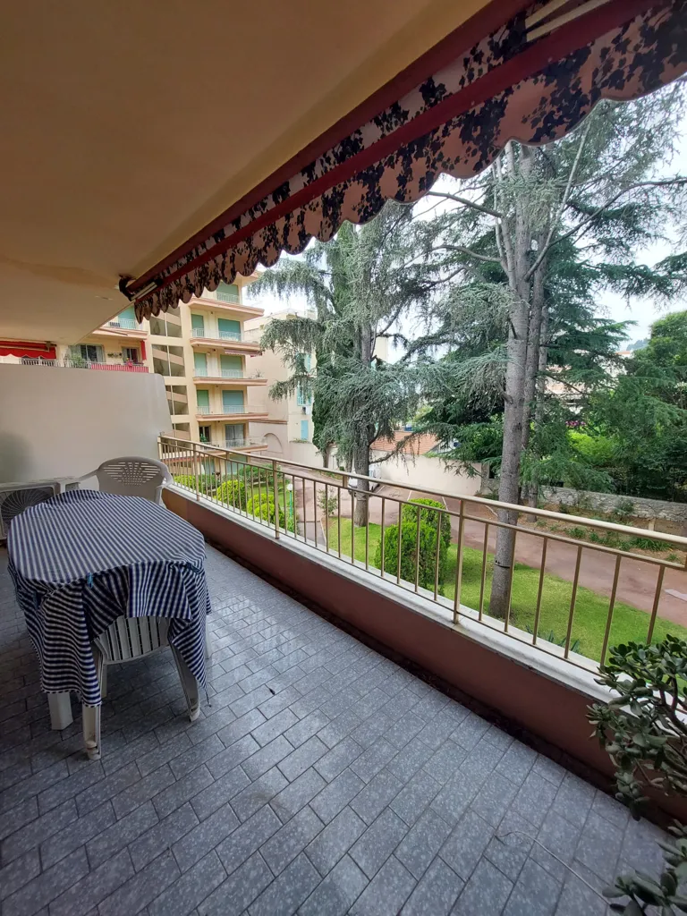Terrasse - Appartement Meublé avec Balcon à Garavan