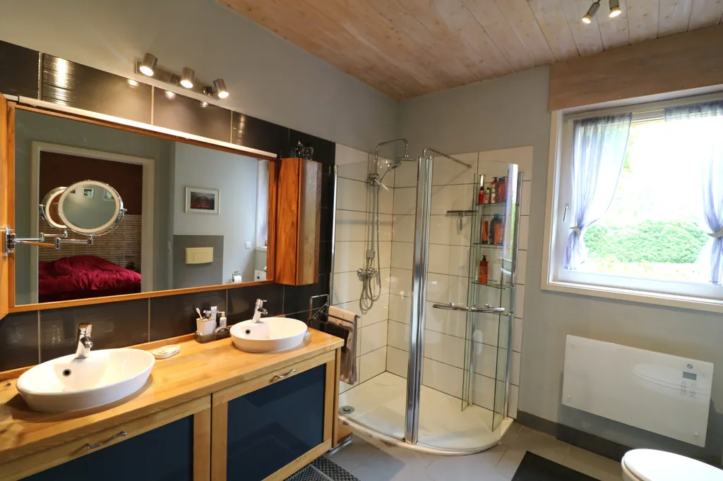Salles de bain - Maison Contemporaine avec Piscine en Campagne